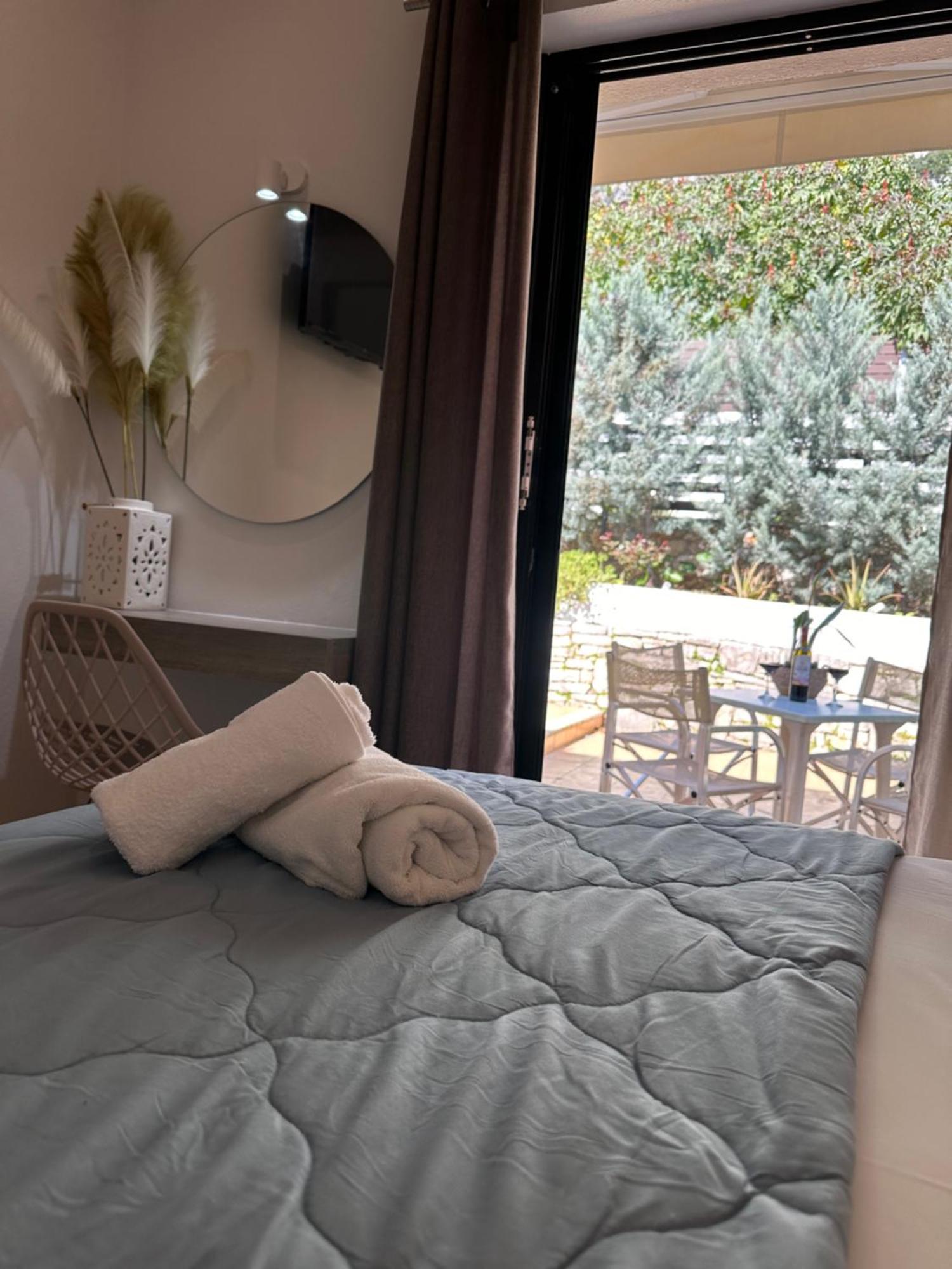 Vladimiros Apartments Barbati Exteriér fotografie
